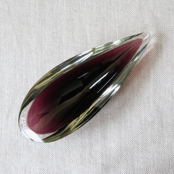 Teardrop-shaped model KF 210 cased glass purple art object known as ‘Pajunlehti’ or 'Willow Leaf’, designed by Kaj Franck, in 1954, for Nuutajärvi Notsjö, Finland.
