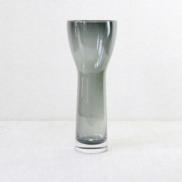 Tall and organically shaped Kerttu Nurminen 'Saaren Neidot’ vase in silver-grey colour, produced by Nuutajarvi Notsjo.