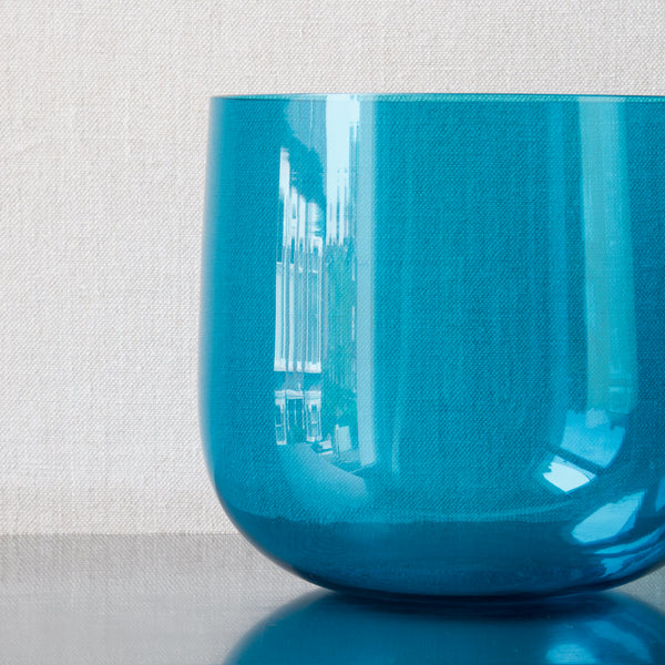 Modernist large blue glass bowl designed by Finnish designer Nanny Still for Riihimaen Lasi Oy, 1958, part of the extensive Harlekiini series.