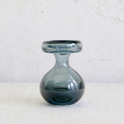 Nanny Still Pörriäinen vase, Finnish modernist glass design from the 1960s