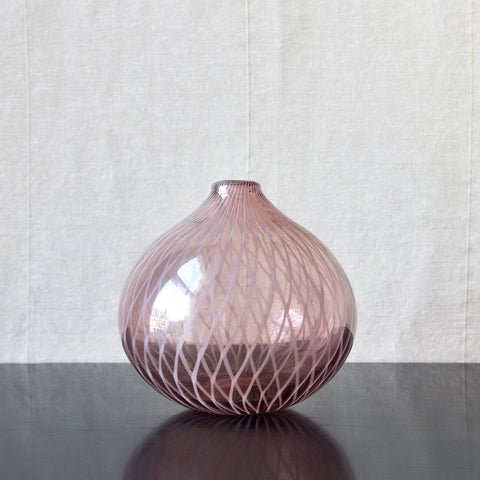 Nanny Still filigree Tohveli pink vase produced at Riihimaen Lasi Oy, Finland, in the Organic Modernist style