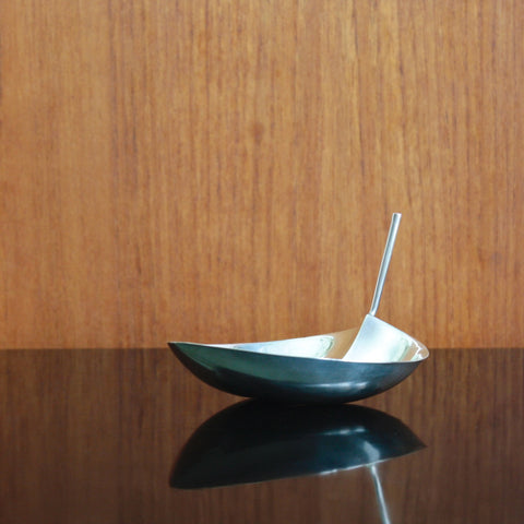 Profile image of a 925 solid sterling silver biomorphic leaf-shaped bowl designed by Tapio Wirkkala for Kultakeskus, Finland, 1956. Classic Scandinavian design.