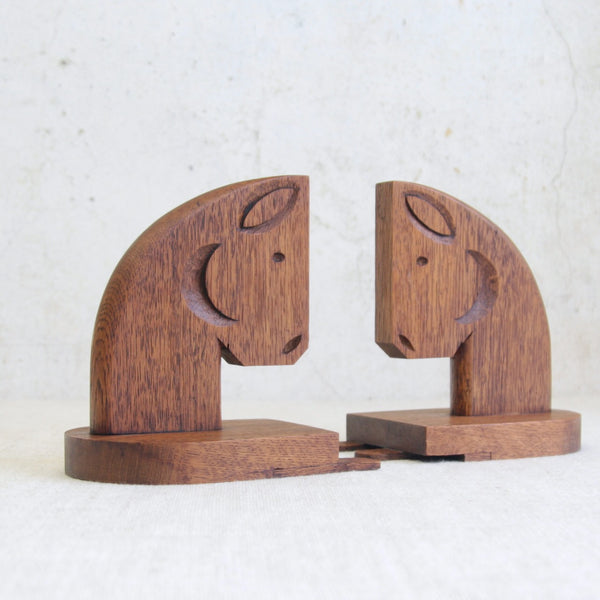 Sculptural horse head bookends in solid oak, handmade in England around 1950 with refined modernist restraint.