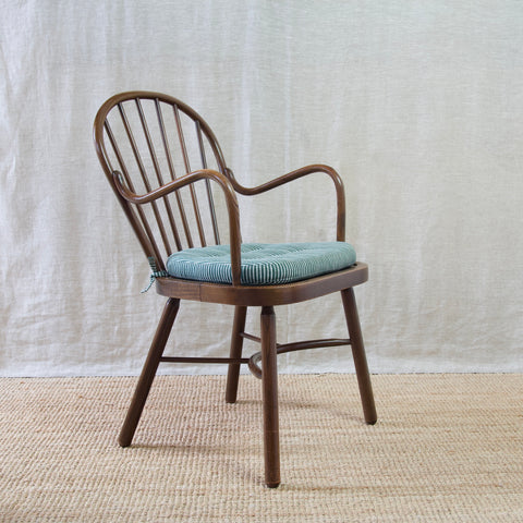 A modernist Niels Eilersen Danish Windsor chair designed and made in the late-1930s or early-1940s. Similar to Frits Schlegel design.