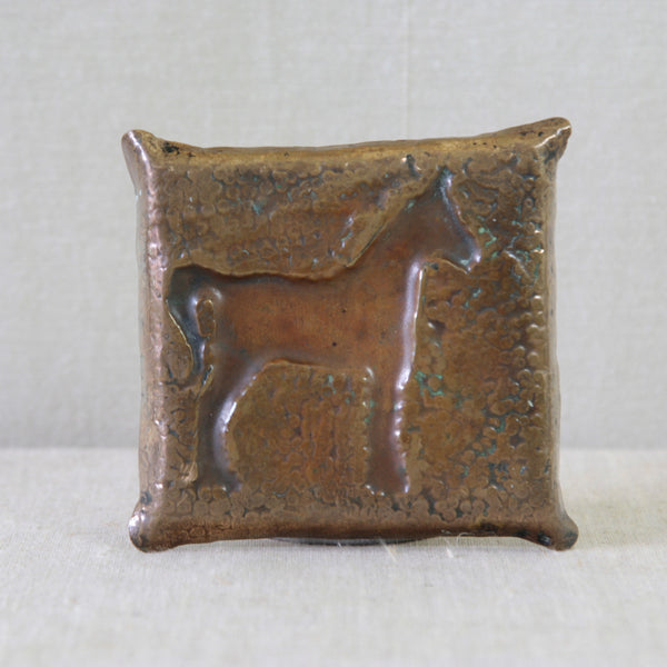 Mid-century handmade brass horse tray from England, combining naïve equestrian decoration with a richly textured hammered surface.