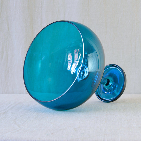 Nanny Still Harlequin bowl in vibrant turquoise glass, an elegant stemmed design from the celebrated Harlekiini series.