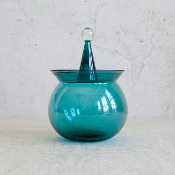 Large Harlekiini lidded bon bon bowl designed by Nanny Still for Riihimäen Lasi Oy, Finland, 1958, an icon of Finnish Modernist glass.