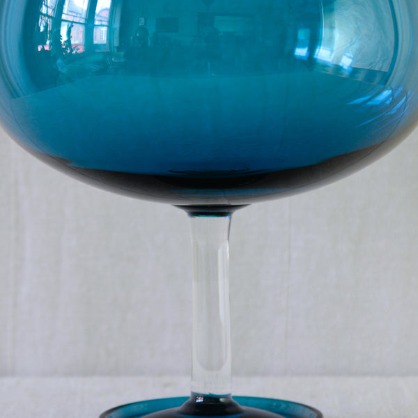 Close-up of Nanny Still’s hand-blown Harlekiini glass bowl, showing the transition between the turquoise body and clear stem.