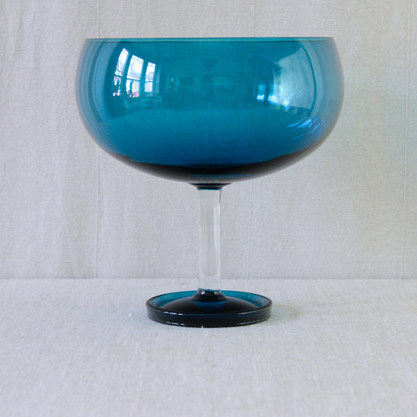 Nanny Still Harlekiini stemmed glass bowl, combining a rounded turquoise-blue body with a contrasting clear glass stem and foot.