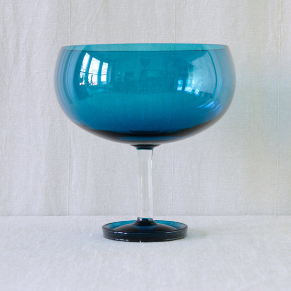 Nanny Still Harlekiini dessert bowl for Riihimäki, designed in 1958 with a generous turquoise-blue bowl raised on a clear glass stem.