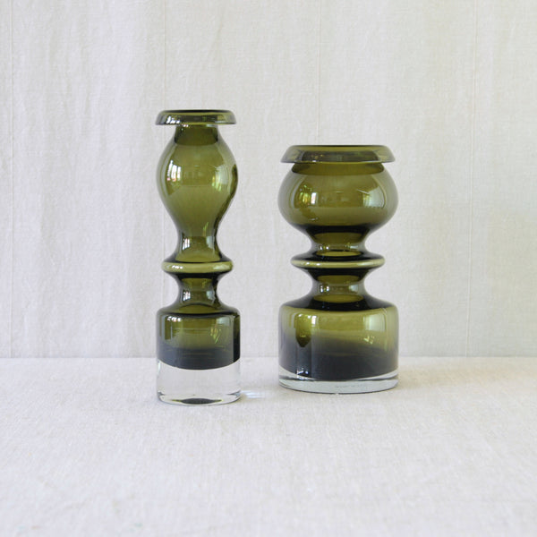 Nanny Still Pompadour 1404 and 1405 vases in rich, olive green glass, with an attractive undulating silhouette and substantial clear glass foot. Produced by Riihimäki Glassworks, Finland. 
