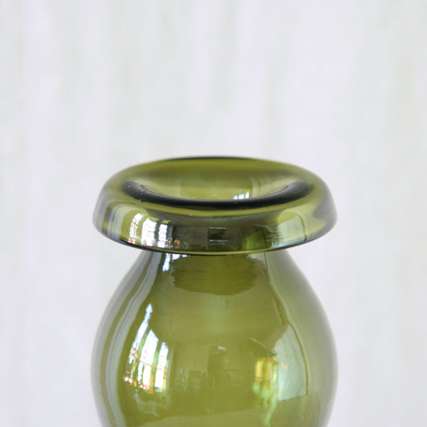 Detail of rim on Slender Pompadour glass vase by Nanny Still.