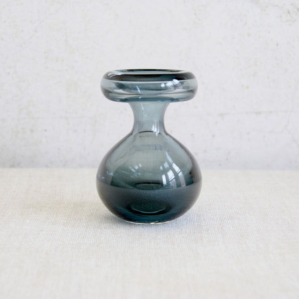 Mid-century modern Riihimäki Pörriäinen vase, steel-blue glass by Nanny Still.