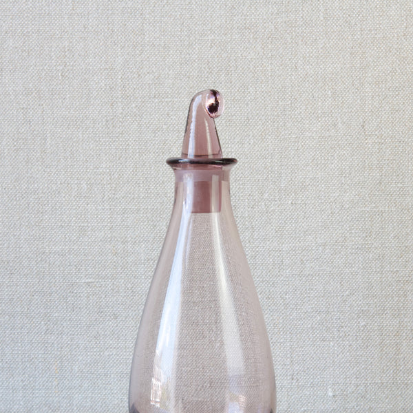 Nanny Still SV decanter from Finland in rare rose pink colour, handmade at Riihimaen Lasi Oy, Finland 