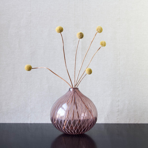 Nanny STill Riihimaki glass vase 'Tohveli' in the shape of an onion. 