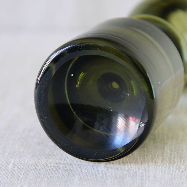 Detail of ground pontil on Riihimaki green vase. 