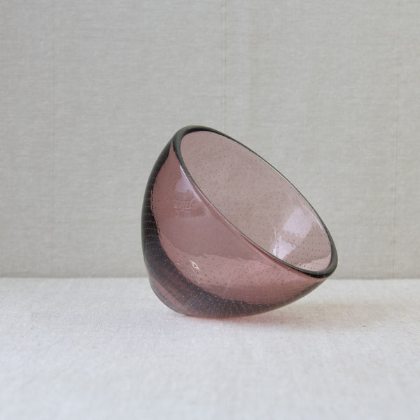 Organic Modernist glass from Finland, a pink bowl designed by Gunnel Nyman, 1940's