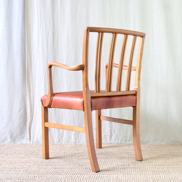 Ole Wanscher Model 1675 viewed in profile, showing the linear front legs, curved arms and backward sweep of the rear frame.