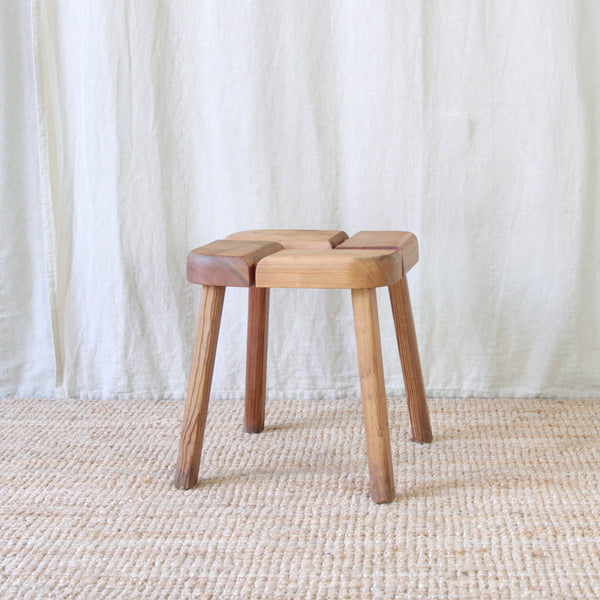 Close view of the exposed wooden dowel construction on Olof Ottelin's Finnsauna Lagerholm stool, with no metal fittings used in the design.