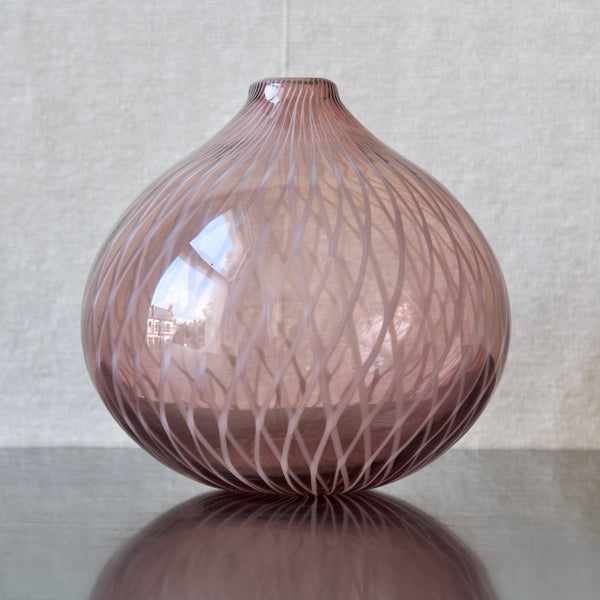 Organic Modernist glass onion vase with filigree technique designed by Nanny STill in 1953 for Riihimaen lasi Oy