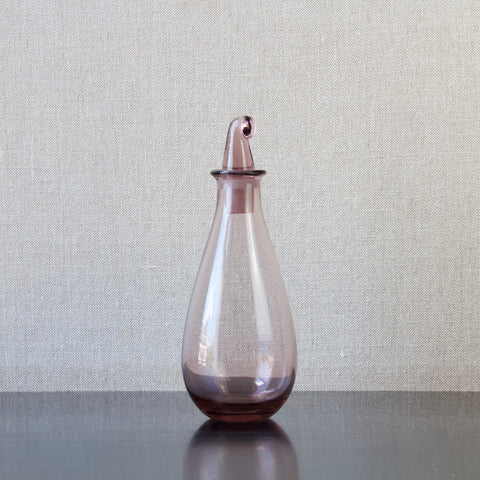 Nanny Still Organic Modernist glass decanter 'SV' in rare pink colourway, produced by Riihimaen Lasi Oy Finland