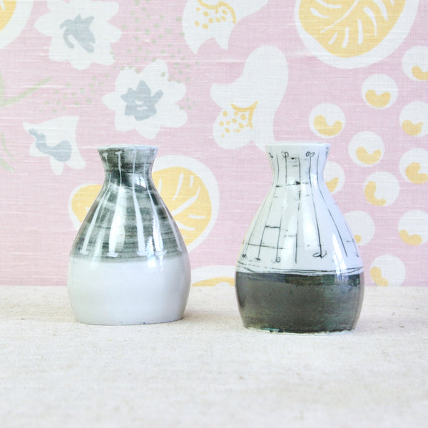 A pair of small handmade ceramic salt and pepper pots with a glossy finish. These porcelain cruet were designed by Susan Parkinson and created in her pottery in Brabourne Lees, Kent, circa 1955.