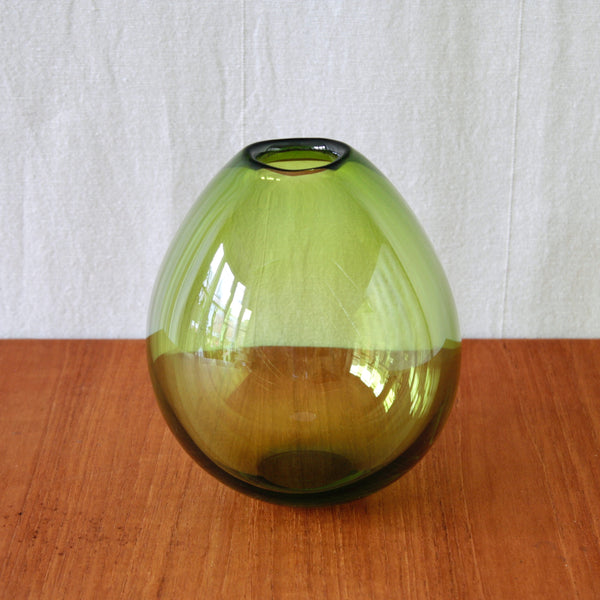 Per Lütken model 15470 Dråbevase for Holmegaard, one of four sizes produced in the celebrated Danish glass series.