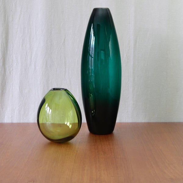 Per Lütken 17660 Grønland vase in richly pigmented Mørkegrøn glass, designed for Holmegaard Denmark in 1960. Paired with a May Green teardrop vase.