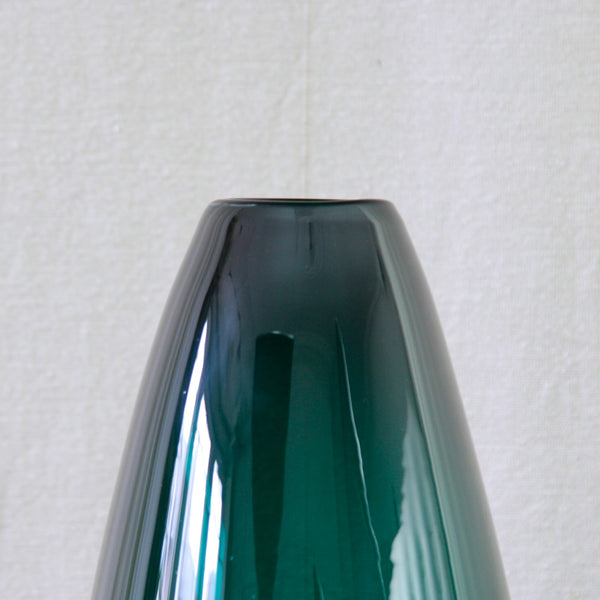 Detail of Per Lütken Grønland torpedo vase in deep dark green glass, with a monumental 41cm silhouette and sweeping tapered form.
