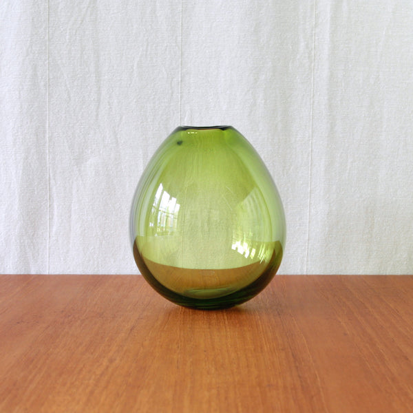 Per Lütken Dråbevase in brilliant green glass, combining vibrant colour with the restrained organic curves of the 1955 design.