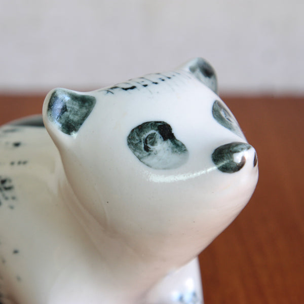 The face of a Susan Parkinson Modernist bear money box, collectible 1950s British studio pottery.