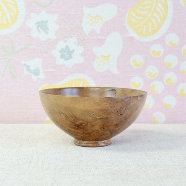 Richard Raffan 1970s wooden bowl in elm burr, combining a restrained sculptural silhouette with exceptionally decorative natural timber.