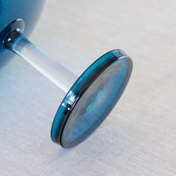 Close-up of Nanny Still’s Harlekiini bowl, highlighting the hand-blown circular foot.