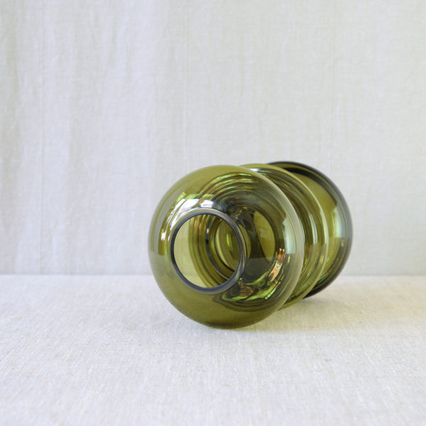Riihimaki vase in olive green, detail image.