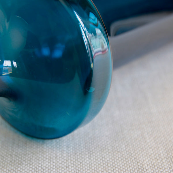 Close-up of shoulder and internal bubble on a Helena Tynell large Katedraali glass vase, Riihimäen Lasi 1963, mid-century Scandinavian design.