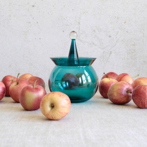 Finnish Modernist Harlekiini bon bon bowl by Nanny Still, a celebrated mid-century glass design from Riihimäen Lasi.