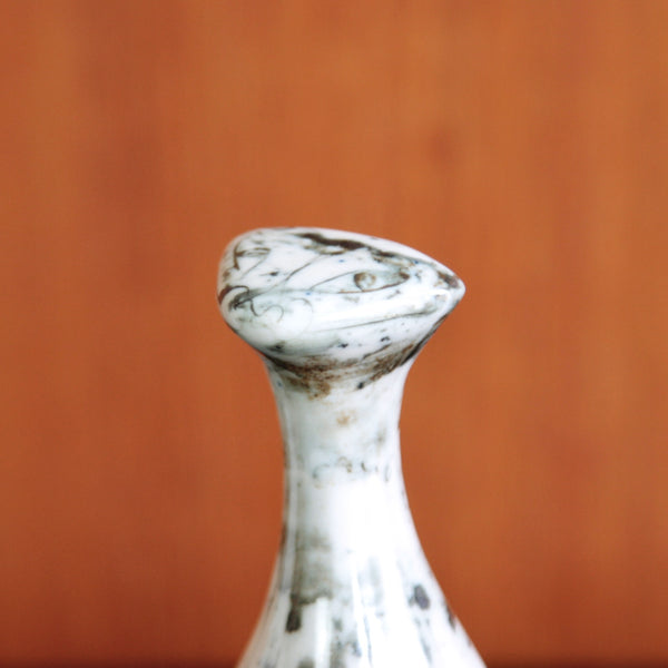 Top down view of the head of a Susan Parkinson cat figurine, 1950s, postwar British studio pottery, for sale in the UK from Art & Utility.