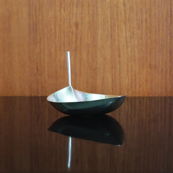 Sculptural Finnish silver leaf dish by Tapio Wirkkala, refined Modernist design.