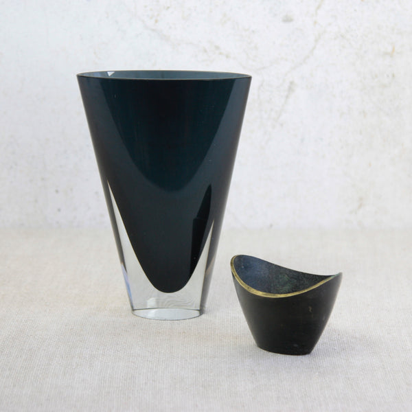 Sculptural brass bowl by Walter Bosse for Herta Baller, featuring traditional black patination with polished golden highlights. Paired with Kaj Franck conical vase, Nuutajärvi Notsjö, Finland