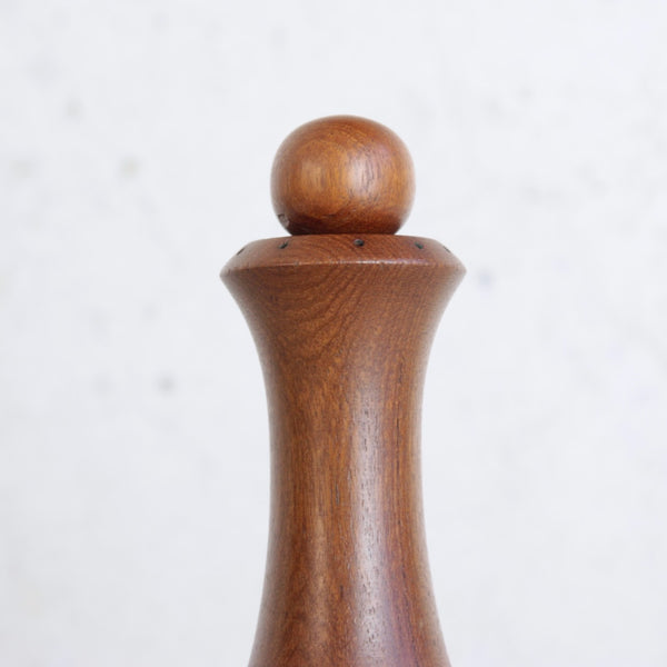 Detail of the baller stopper on the top part of a 1960s Nordic pepper mill by Jens Quistgaard for Dansk Designs model 879 rare collectible. 