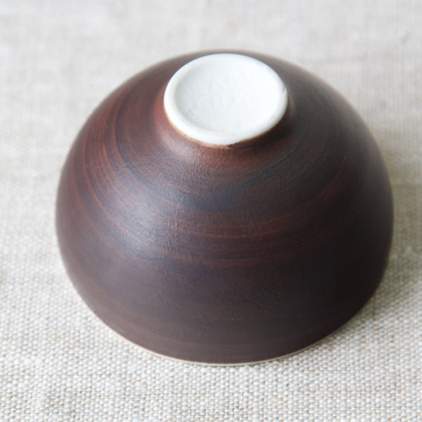 Detail of brushstrokes on Friedl Holzer-Kjellberg Arabia Finland small porcelain bowl