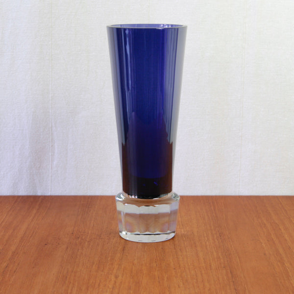 1960s Nuutajärvi Notsjö purple glass vase, designed and handmade by Finnish master glassblower Unto Suominen.