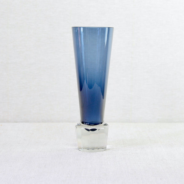 Tall conical indigo blue blown glass vase designed by Unto Suominen for Nuutajärvi Notsjö, Finland, circa 1962, with applied clear faceted glass foot, mid-century Finnish modern glass design.