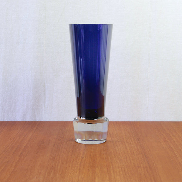 Unto Suominen vase designed for Nuutajärvi Notsjö circa 1962, with a tall tapered profile and distinctive faceted base.