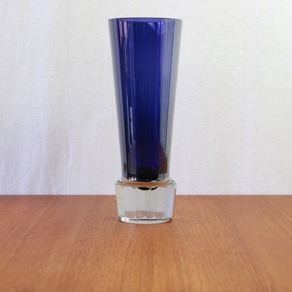 Hand-blown glass vase by Finnish master glassblower Unto Suominen, designed for Nuutajärvi Notsjö during the early 1960s.