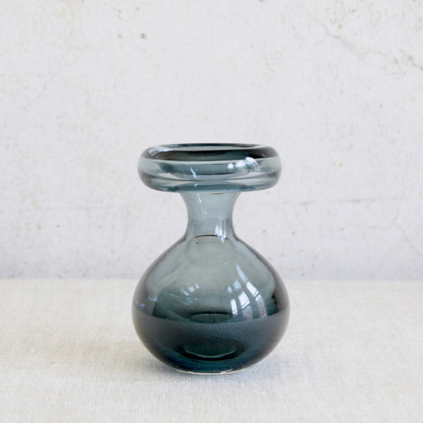 Steel-blue Pörriäinen vase by Nanny Still for Riihimäki, classic mid-century Finnish art glass