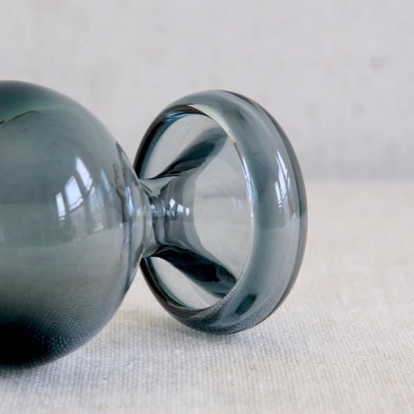 Riihimäen Lasi Pörriäinen vase showcasing Nanny Still’s iconic mid-century style