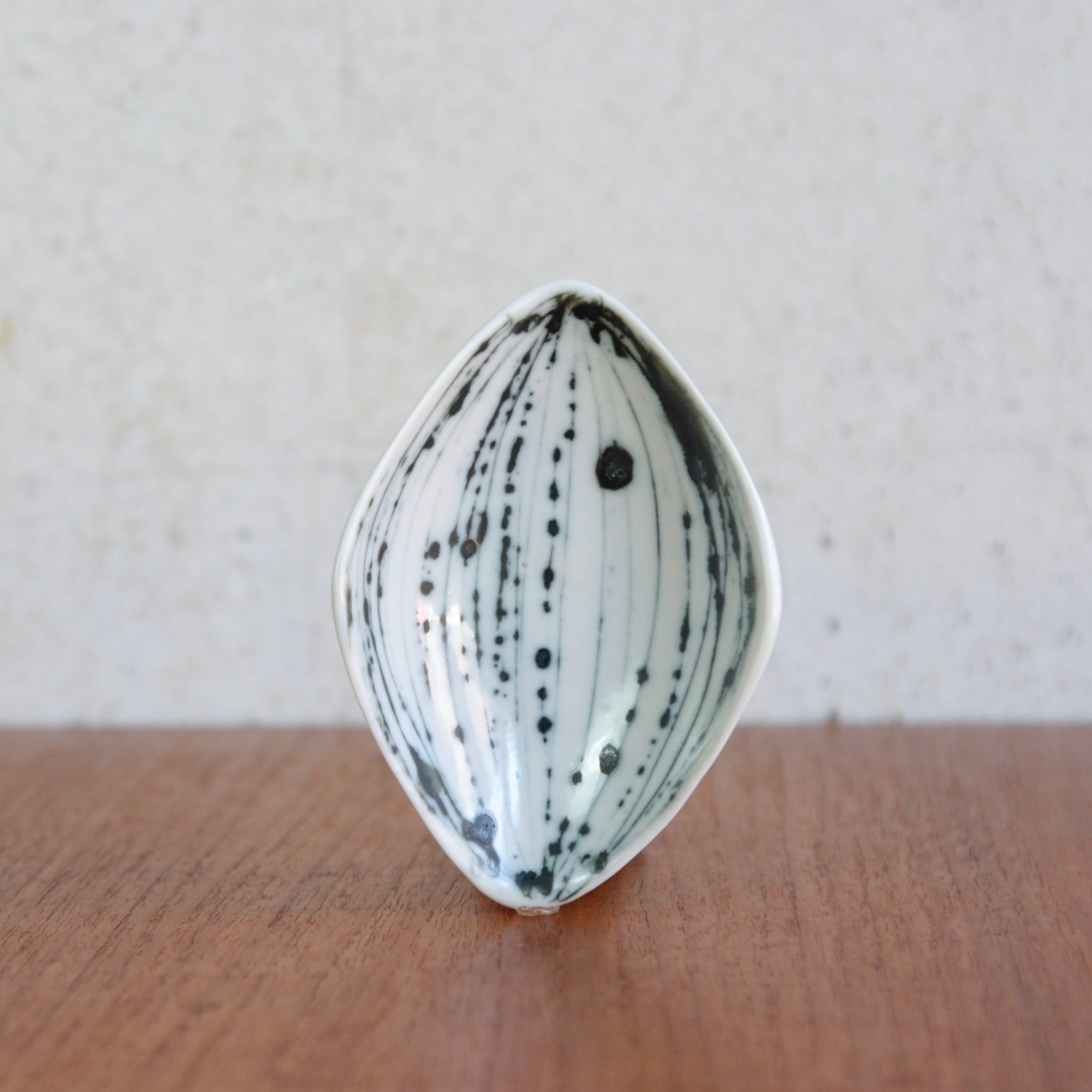 Speckled ceramic biomorphic shallow dish by Susan Parkinson, Richard Parkinson pottery, circa 1955.