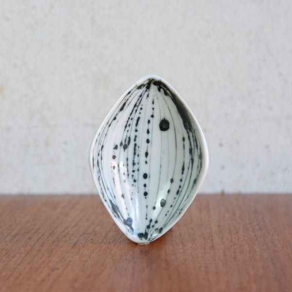 Speckled ceramic biomorphic shallow dish by Susan Parkinson, Richard Parkinson pottery, circa 1955.