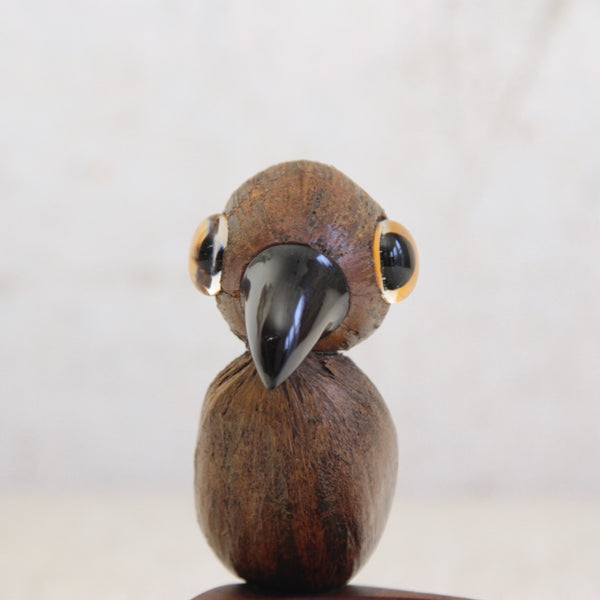 Wooden bird figurine with a dark red beak on a white background. Vintage YZ bird coin dish by Henry Howell & Co., originally an Art Deco ashtray, now ideal as a trinket or jewellery tray, circa 1925.